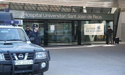 La Guardia Civil vigila el hospital Sant Joan de Reus durante el registro.