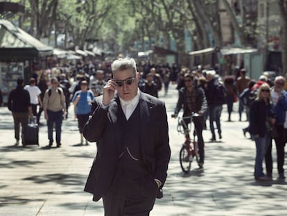 Loquillo camina per la Rambla de Barcelona.