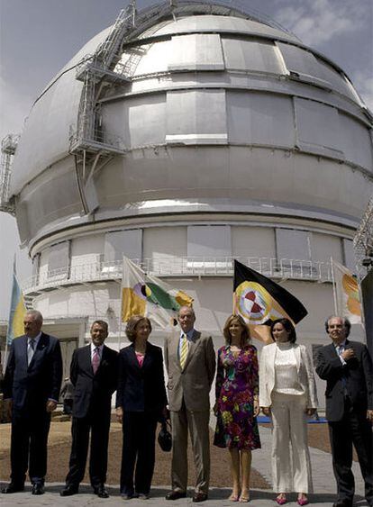 Los Reyes junto a, entre otros, la ministra de Ciencia e Innovación, Cristina Garmendia, durante la inauguración del Gran Telescopio Canarias