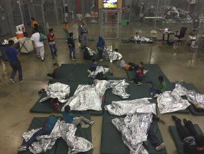 Niños inmigrantes en un centro de detención en McAllen (Texas) en una fotografía difundida el 17 de junio por la policía fronteriza 
