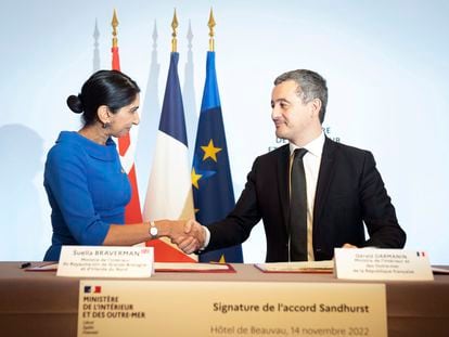 Los ministros del Interior británico y francés, Suella Braverman y Gérald Darmanin, este lunes, en París
