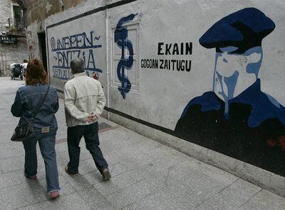 Pintada mural en Hernani a favor de ETA y de la independencia del País Vasco.
