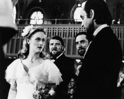 Meryl Streep y John Cazale fueron una de las parejas más auténticas en el Hollywood de los setenta. En la imagen, una escena de 'El cazador' (1978) con los dos actores. Con barba, sonriendo, Robert De Niro.