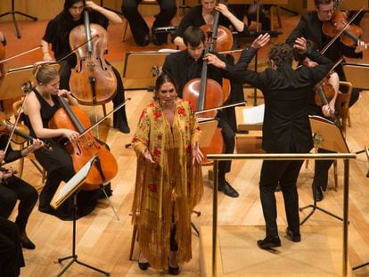 La cantaora Marina Heredia y el director Pablo Heras-Casado (de espaldas) con la Mahler Chamber Orchestra.