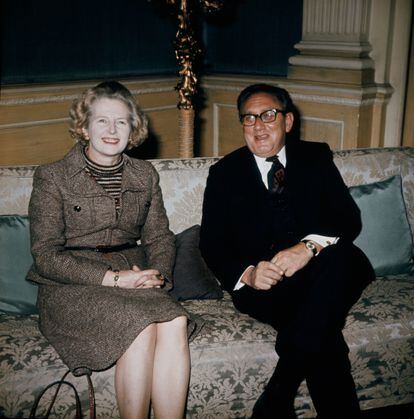 La entonces líder del partido conservador británico, Margaret Tatcher, y el secretario de Estado Herny Kissinger, en un encuentro en Claridge's en febrero de 1975.
