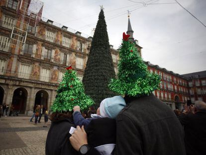 El comercio y la restauración esperan la mejor campaña festiva desde que comenzó la crisis. En la imagen, una familia disfruta del día en la Plaza Mayor.