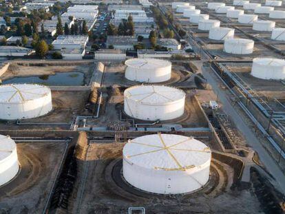 Los tanques de almacenamiento de petróleo se ven desde arriba en Carson, California.