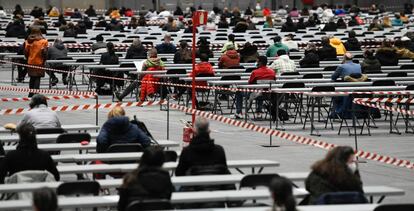 Vista general del pabellón donde se celebran los exámenes de oposiciones al Ayuntamiento de Madrid, este sábado, en el centro de convenciones de IFEMA de Madrid.