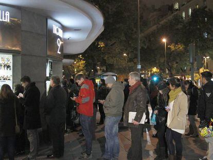 Varias personas hacen cola en las taquillas de una sala de cine de Madrid.