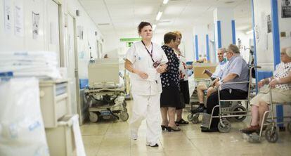 Familiares y pacientes esperando en un pasillo del hospital de Bellvitge el mes pasado. 