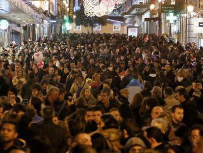 Miles de personas abarrotan la calle de Preciados.