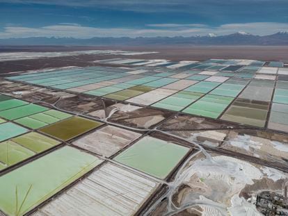 Piletas de salmuera son transformadas lentamente en litio en la mina de Albemarle.