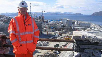El relaciones públicas de la empresa estatal Statoil, Sverre Kojedal, en la isla de Melkoya, donde se halla la primera planta de gas licuado de Europa.