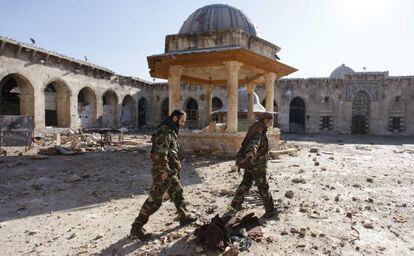 Militares del rebelde Ej&eacute;rcito Libre Sirio, ante La Gran Mezquita Omeya en Alepo.