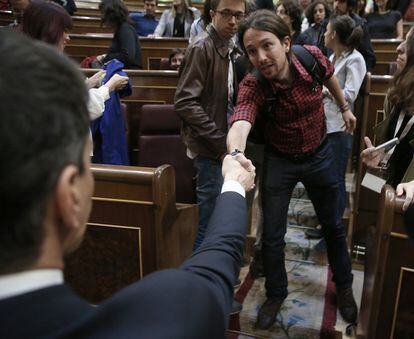 Pablo Iglesias saluda a Pedro Sánchez en presencia de Iñigo Errejón.