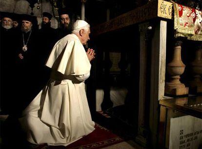 El Papa ora en la Iglesia del Santo Sepulcro donde, según la tradición, Cristo fue enterrado