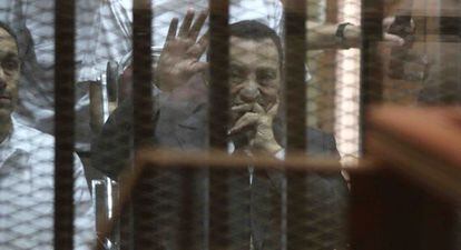 El expresidente de Egipto, Hosni Mubarak, saluda durante el juicio que le condena a tres a&ntilde;os de c&aacute;rcel por corrupci&oacute;n. 