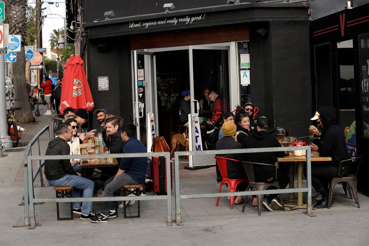 Clientes en un bar de Venice Beach, en Los Ángeles, este domingo. 