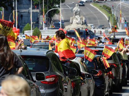 Manifestación en coche, en la plaza de Cibeles en Madrid, que Vox promovió contra la gestión del Gobierno en la pandemia de coronavirus.