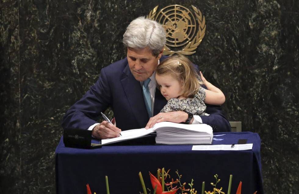 El secretario de Estado de EE.UU., John Kerry, firma el Acuerdo de París junto a su nieta durante la ceremonia de firma en la sede de la Naciones Unidas de Nueva York.