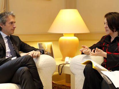 El ministro de Fomento, ínigo de la Serna, junto a la comisaria europea de Transportes, Violeta Bulc.