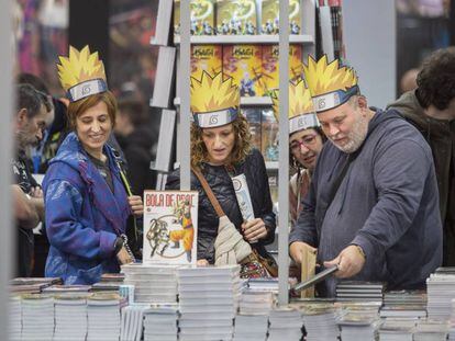 Visitantes del salón del Cómic con la badana y el pelo amarillo de Naruto.