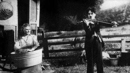 Charles Chaplin, en el campamento gitano de 'Charlot, bohemio (The Vagabond)' (1916).