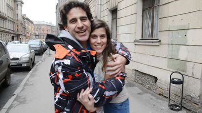 Los dos activistas argentinos Hern&aacute;n P&eacute;rez Orsi  y Camila Speziale, tras su liberaci&oacute;n, el pasado jueves, en las calles de San Petersburgo.