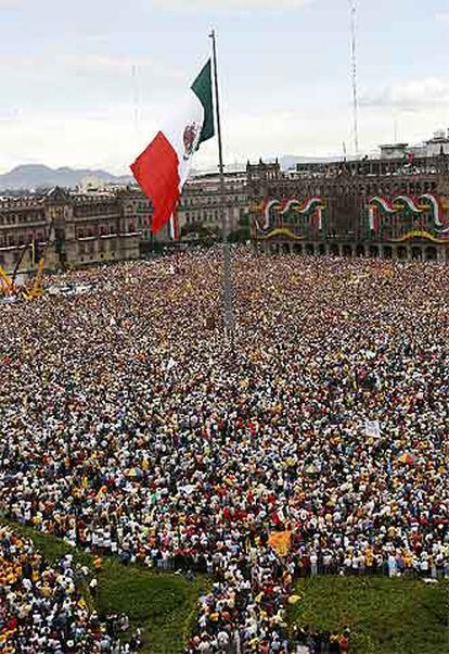 Los seguidores de López Obrador, congregados ayer en la plaza del Zócalo de la Ciudad de México.