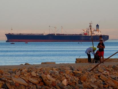 Un barco cruza el golfo de Suez hacia el mar Rojo.