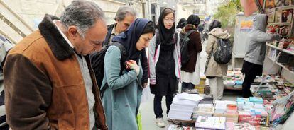 Un grupo de iran&iacute;es leen las noticias sobre el acuerdo nuclear, el pasado noviembre en un kiosco de Teher&aacute;n. 