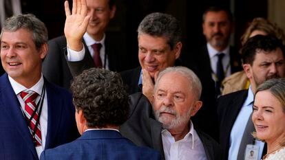 Lula, junto a la presidenta del PT y varios parlamentarios, saluda al público este viernes después de una conferencia de prensa en Brasilia.