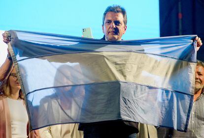 Sergio Massa celebrates his victory in the first electoral round on October 22.