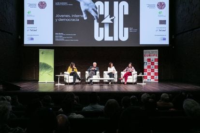 Acto de presentación del informe 'Jóvenes, Internet y democracia' en el CaixaFórum de Madrid. De izquierda a derecha, Rocío Martínez Sempere, directora de la Fundación Felipe González; el expresidente Felipe González; Belén Barreiro, directora de 40db y María Freitas, cosejera política de FEPS.