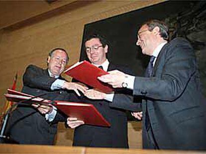 De izquierda a derecha, Álvarez del Manzano, Ruiz-Gallardón y Florentino Pérez, ayer tras firmar el convenio.