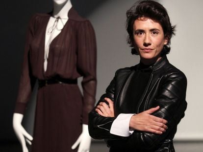 Carmen March junto a uno de sus diseños para Pedro del Hierro Madrid