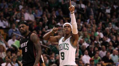 Rondo gesticula junto a LeBron James.