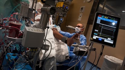 Un paciente en la UCI del Hospital Vall d'Hebron al que se le aplica el programa de tratamiento ECMO.