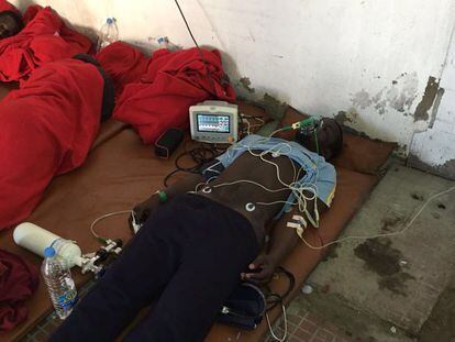 Los pacientes pasaron horas tendidos en el suelo de una cochera de la comisaría de Maspalomas.