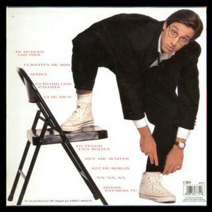 Emilio Aragón, con las All Star blanquísimas, en la contraportada de su disco de 1991 'Te huelen los pies'.