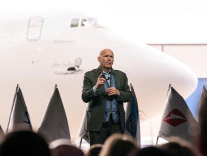 Dave Calhoun, consejero delegado de Boeing, habla en el escenario durante la entrega del último avión 747 en su planta de Everett, Washington, Estados Unidos.