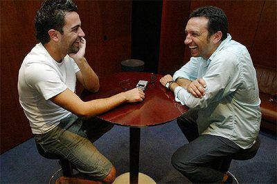 Xavi y Eusebio bromean durante su conversación.