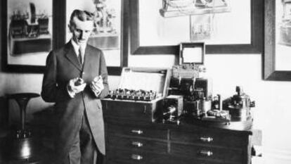 Nikola Tesla, al seu laboratori als Estats Units, el 1910. 