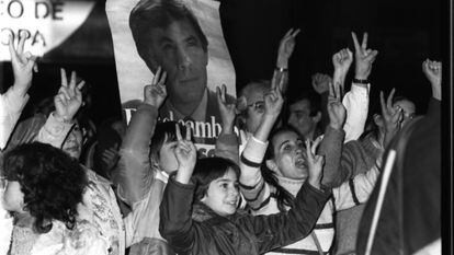 Foto de archivo de las elecciones legislativas del 28 de octubre de 1982. Simpatizantes del PSOE se manifiestan espontáneamente en el exterior del hotel Palace de Madrid con un póster de Felipe González, tras conocerse la victoria socialista.