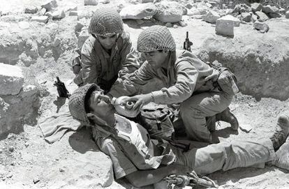 Soldados israelíes dan de beber a un compañero en la Guerra de los Seis Días, en 1967.