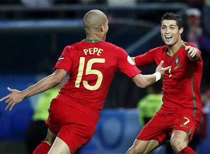 Pepe festeja su gol con Cristiano Ronaldo.