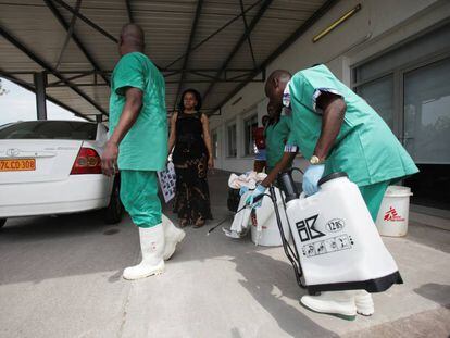 Un trabajador sanitario desinfecta a un compañero de trabajo en una sesión de entrenamiento en Kinshasa en 2014.