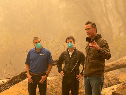 El gobernador de California, Gavin Newsom, en uno de los incendios al norte de Sacramento, el viernes.