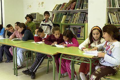 Un grupo de alumnos de un colegio de Puerto Real (Cádiz), en un taller de escritura.
