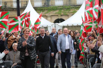 Urkullu y Ortuzar son recibidos con ikurri&ntilde;as en el Aberri Eguna del PNV en Bilbao.